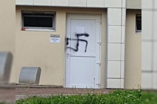 Dijon : une plainte déposée après la découverte d'une croix gammée sur la porte d'une salle de prière