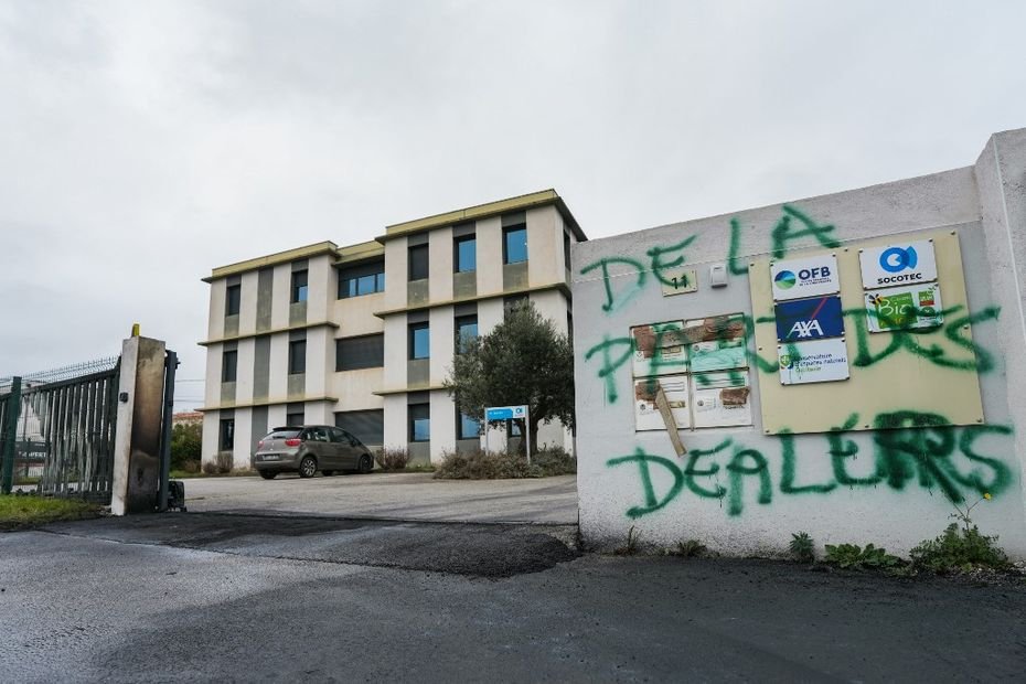 PHOTOS. « De la part des dealers » : le siège de l’Office français de la biodiversité dans l’Aude tagué et incendié