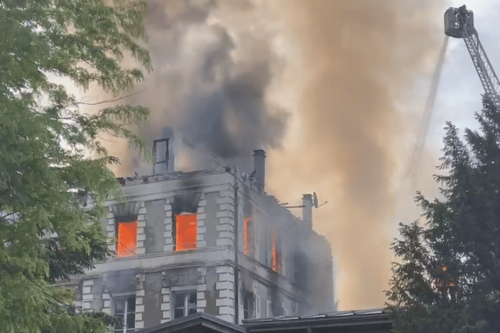 VIDEO. Haute-Savoie : la sous-préfecture de Saint-Julien-en-Genevois ravagée par les flammes, Gérald Darmanin se rend sur place