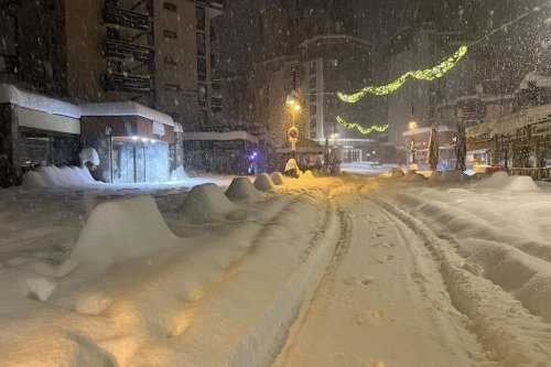 EN IMAGES. En plein mois d'avril, d'abondantes chutes de neige recouvrent les massifs des Alpes et causent d'importantes perturbations
