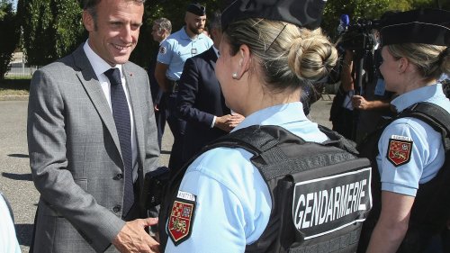 Direct "Il y aura 3 500 gendarmes de plus dans les années qui viennent" promet Emmanuel Macron sur France 3