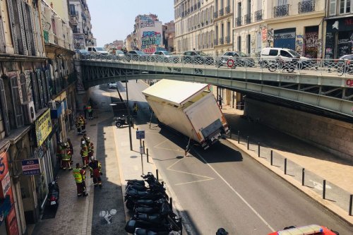 EN IMAGE. Marseille : un camion (encore) encastré dans la passerelle du cours Lieutaud