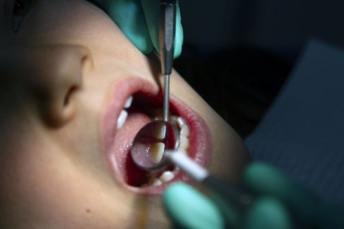 "Pas au courant" : une petite ville sous le choc de la radiation, passée sous silence, pour harcèlement sexuel de son chirurgien dentiste