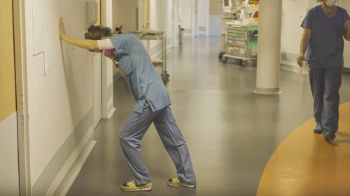 Vidéo "Il y a des patients partout, on ne sait plus où les mettre" : plongée au cœur des urgences saturées de l'hôpital du Mans