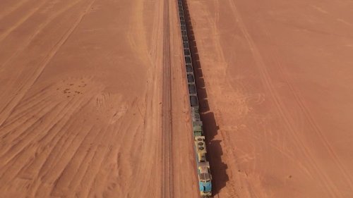 Afrique : en plein cœur du Sahara, le train le plus long au monde