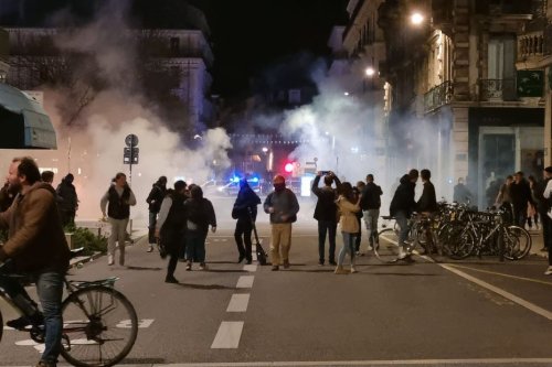 Réforme des retraites. Poubelles incendiées, vitrines caillassées et gaz lacrymogènes : soirée de heurts à Grenoble après la marche aux flambeaux
