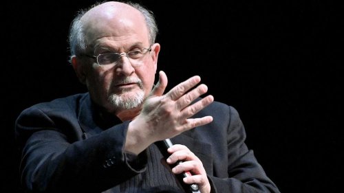Agression de Salman Rushdie : Boris Johnson se dit "atterré", la classe politique française s'insurge contre cet acte "barbare"
