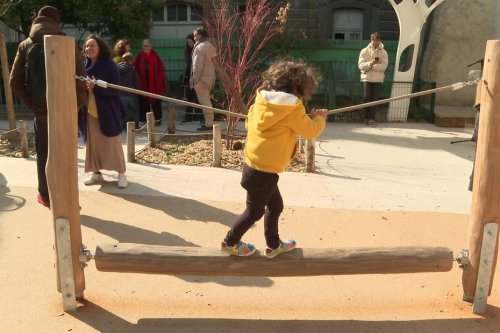 Pas assez de parcs dans le centre-ville, la ville de Bordeaux ouvre ses cours d'école aux enfants le samedi