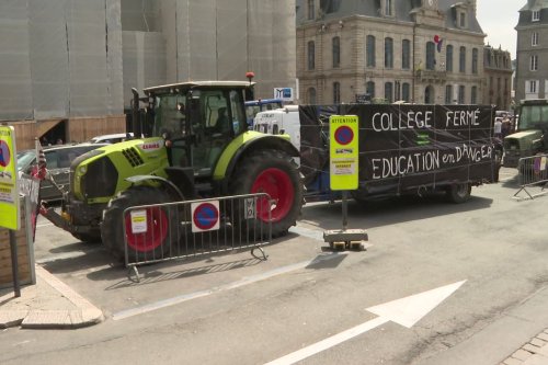 Education. En tracteur, ils manifestent à Saint-Brieuc contre la fermeture de leur "petit collège"