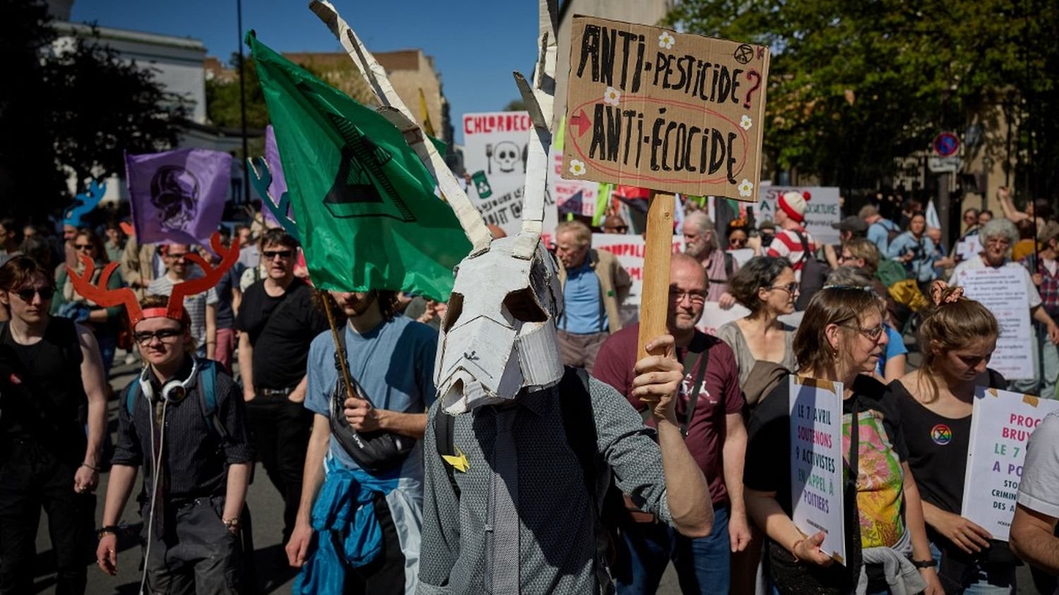Une grande marche contre les pesticides réunit plus d’un millier de personnes à Paris
