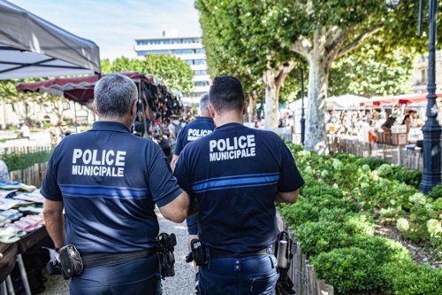 "En cas de doute, appelez le 17" : pourquoi cette station balnéaire alerte ses habitants face à la présence de faux policiers dans le centre-ville