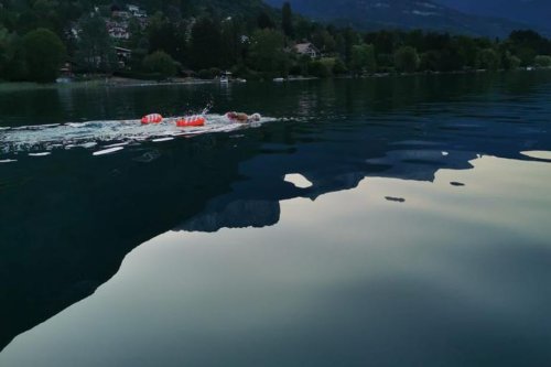 "C'est toujours une grande fierté" : Théo Curin traverse le lac d'Annecy sur 17 km à la nage et bat son record personnel