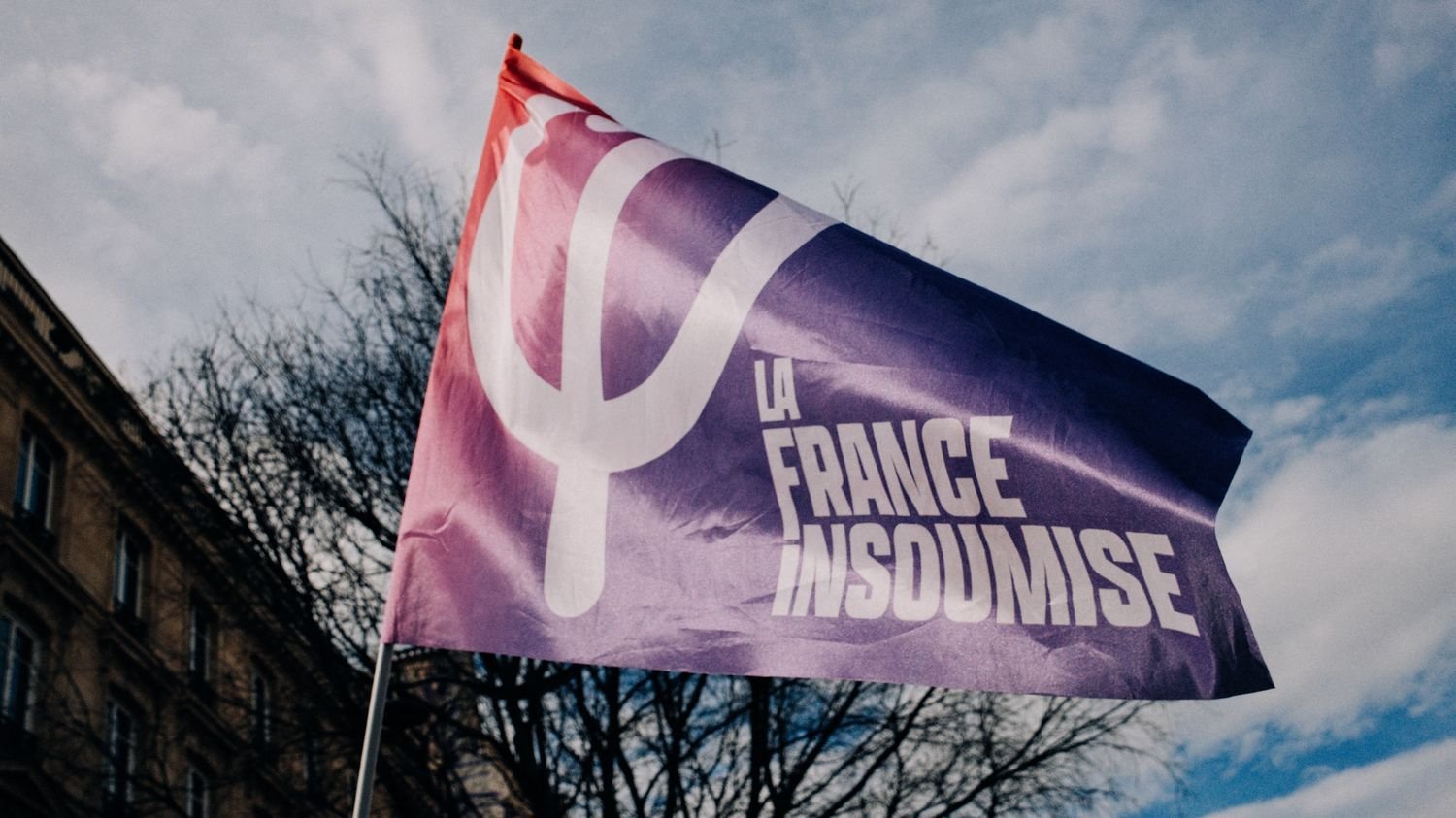 "Une campagne politico-médiatique d'attaques systématiques" : les militants LFI serrent les rangs face à la polémique sur l'affiche Hanouna