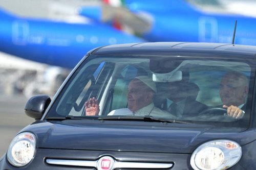 DIRECT VIDEO. Visite du pape à Marseille : l'avion du souverain pontife attendu à l'aéroport de Marignane