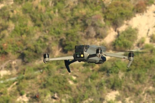La police aux frontières traque les migrants avec des drones à Menton