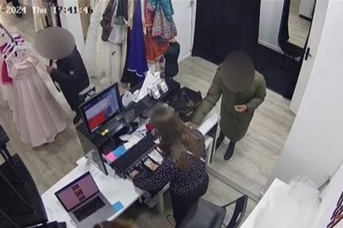 "Arnaqueuses et voleuses, regardez !" : une commerçante poste la vidéo de deux femmes qui auraient tenté de voler dans sa caisse