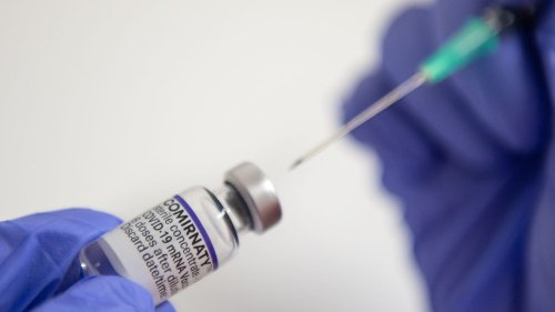 Vaccin contre le Covid-19 : Pfizer-BioNTech estime que l'efficacité face au variant Omicron est "améliorée avec une troisième dose"