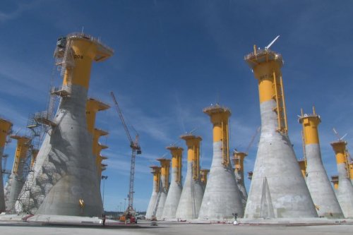 5000 tonnes, 50 mètres de haut : visite du chantier colossal des fondations d'éoliennes en mer au Havre