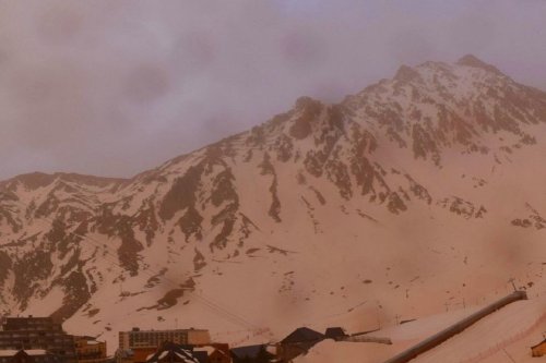 Pyrénées : les particules de sable du Sahara tombées en février dernier ont un impact sur la fonte des neiges