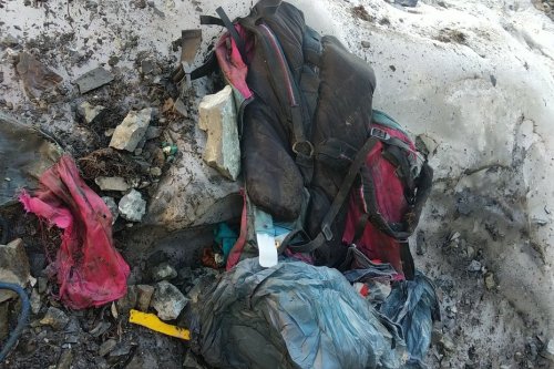 Découverte énigmatique sur un glacier des Pyrénées : un sac à dos vieux de 40 ans émerge de la glace
