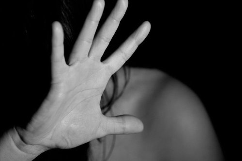 Violences faites aux femmes: la Cour des comptes demande à la Nouvelle-Calédonie et à la Polynésie d’agir
