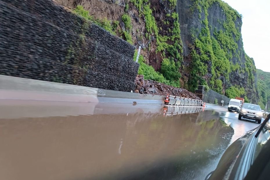 Route du Littoral : une flaque occasionne des kilomètres d’embouteillages, les évacuations bouchées par le cyclone Garance