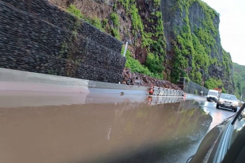 Route du Littoral : une flaque occasionne des kilomètres d’embouteillages, les évacuations bouchées par le cyclone Garance