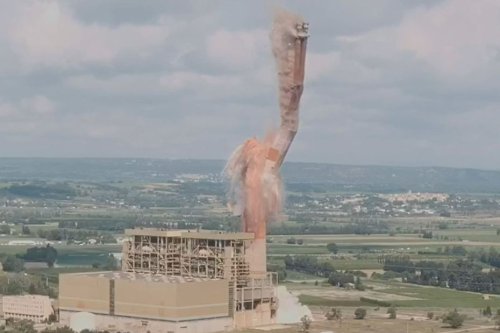 VIDEO. Destruction d'une cheminée géante dans le Gard : le dynamitage, à moitié réussi, vu du ciel en drone