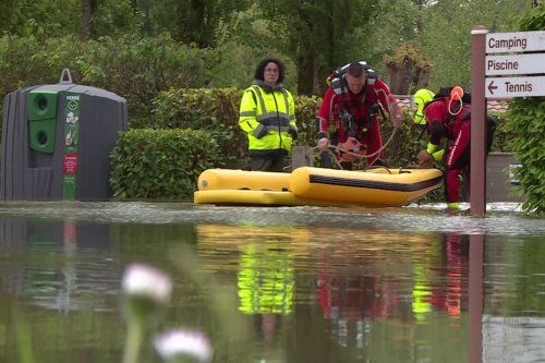 "Quand j'ai ouvert la porte j'ai pleuré" : la désolation après les inondations en Dordogne, la crue se déplace vers la Gironde