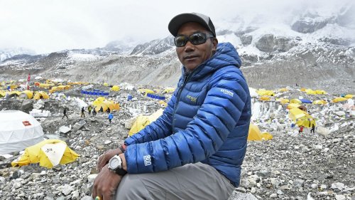 Le Népalais Kami Rita Sherpa gravit pour la 28e fois l’Everest et bat son record du monde