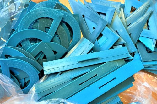 Covid : une ville du nord de Toulouse recycle 20 000 masques usagés en équerres, règles et rapporteurs pour ses écoliers