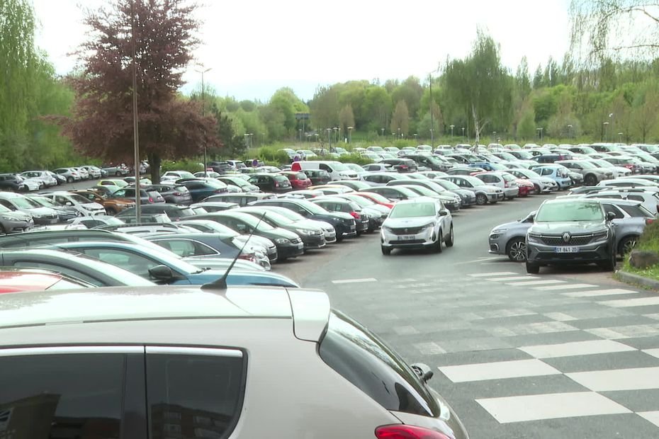"J'habite à 30 kilomètres, comment je fais ?" : 300 places de parking supprimées dans cet hôpital, les usagers et personnels inquiets