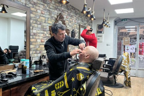 "Coiffer les cheveux, c’est facile, mais démêler son identité, c’est tout un art !" : confidences de Franco-Algériens sur leur double nationalité