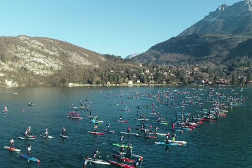 VIDEO. Sous un soleil insolent, "The Hungarian Surferboy", le hongrois Bruno Hasulyo remporte la GlaGla Race sur le lac d'Annecy ( Haute-Savoie)