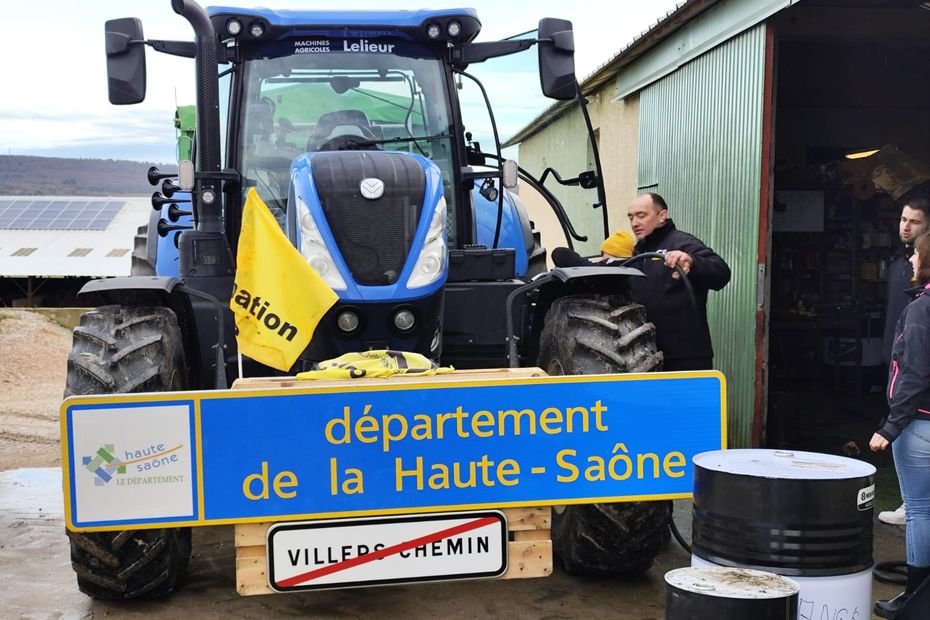 « Le nouveau gouvernement s’en fout royalement de l’agriculture » : un convoi de tracteurs de Bourgogne Franche-Comté en route pour Paris