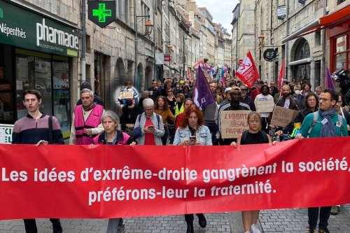 “Un flic, une balle” : la jeune femme qui portait la pancarte lors d’une manifestation à Besançon dit n'avoir pas voulu appeler au meurtre de policiers