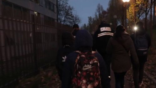 Paris : des policiers accompagnent les enfants à l’école pour les protéger des toxicomanes