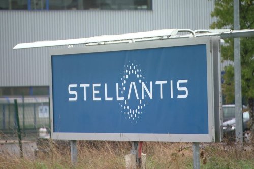 REPLAY. "On est très loin du compte" : les salariés de Stellantis en grève suite aux 13 milliards de bénéfices de l'année 2021