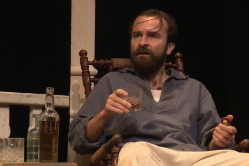 "On avait l'impression d'écrire un livre avec Jack London" : au théâtre de Propriano, franc succès pour "La Maison du Loup" de Benoit Solès