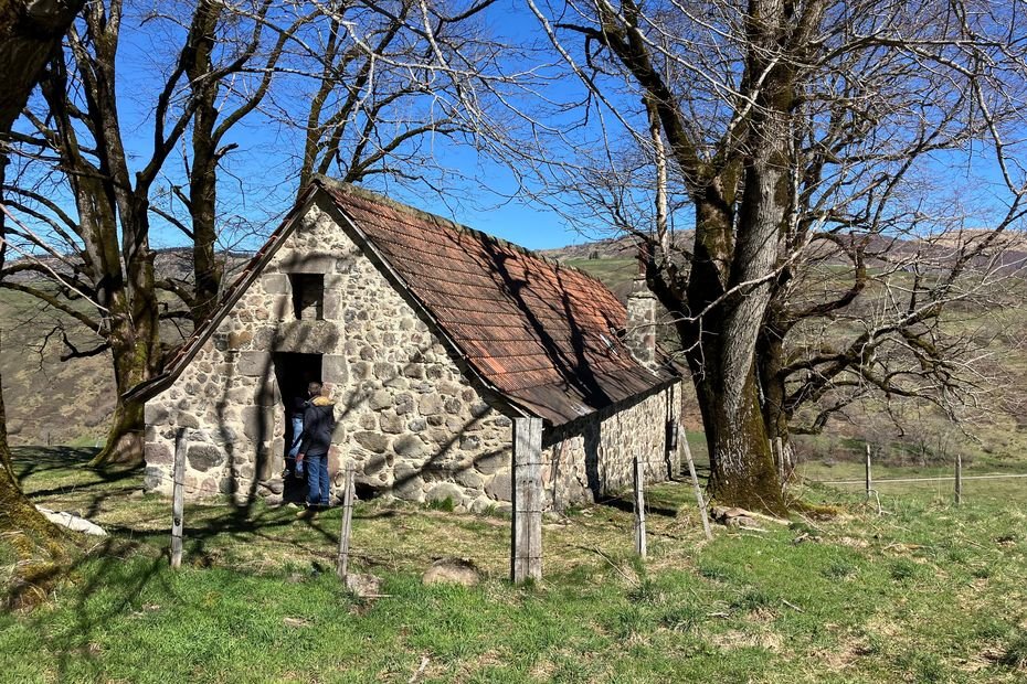 « Des ruines complètes, mais au très bon endroit, ça vaut très cher » : les burons du Cantal s’arrachent à prix d’or
