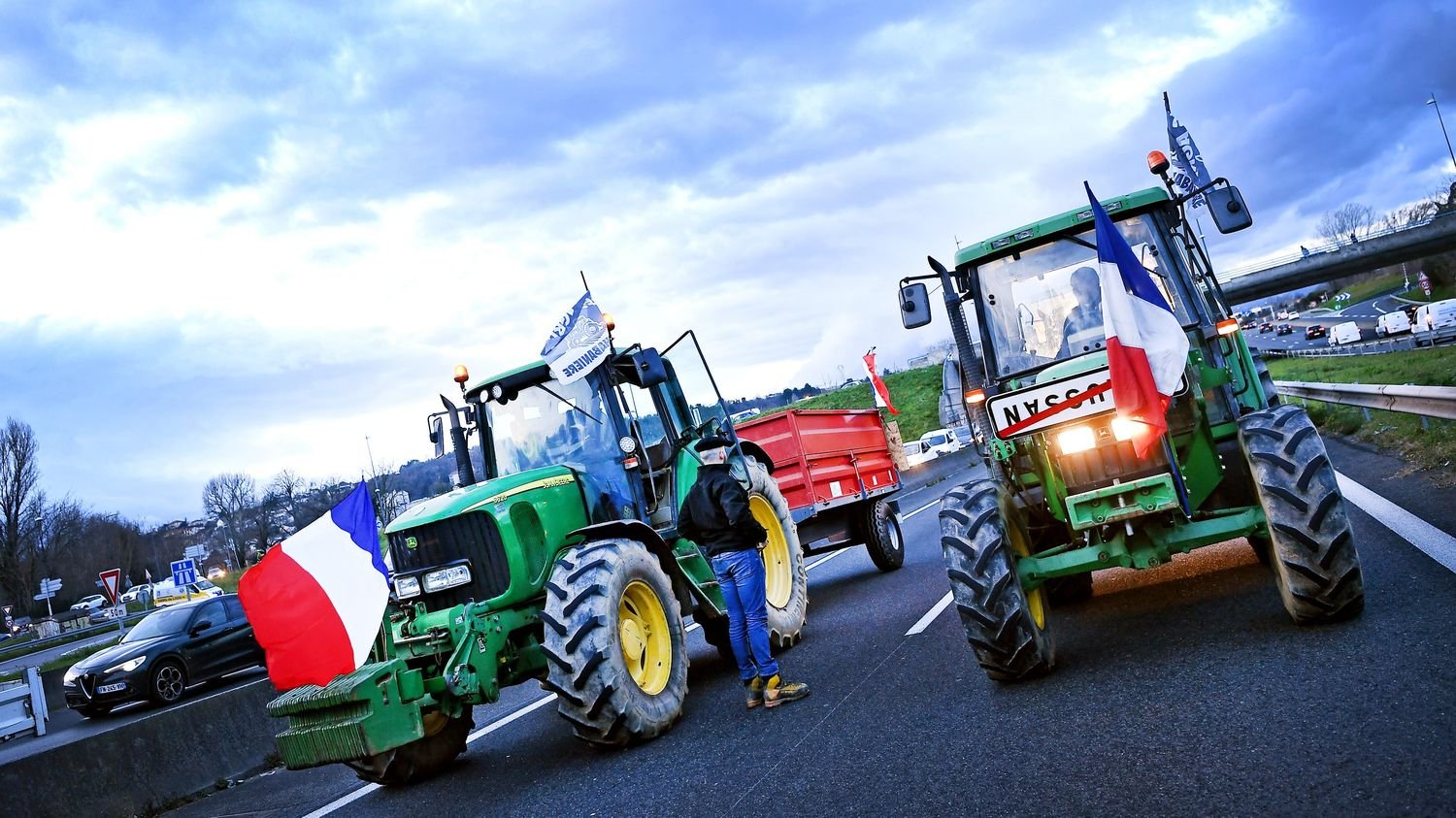 • Direct Colère des agriculteurs : des convois de tracteurs aux abords de la région parisienne et près de Lyon