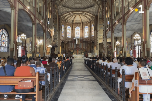 IMAGES. Les chrétiens commémorent la résurrection du Christ en nombre à la cathédrale de Fort-de-France
