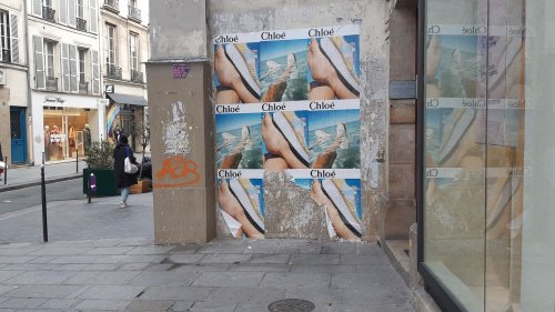 La mairie de Paris en guerre contre les affichages publicitaires sauvages ou "guerilla marketing"