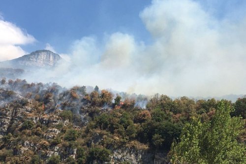 Incendie de Voreppe : "Il est situé dans une zone très escarpée et inaccessible", le difficile combat des soldats du feu