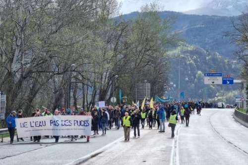 "La guerre de l’eau fait étape en Isère" : plus de 500 personnes manifestent près de Grenoble contre l’accaparement de l’eau par l’industrie électronique