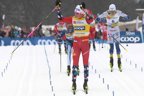 Coupe du monde de ski de fond : le Norvégien Johannes Hoesflot Klaebo remporte le 20 km mass start dans le Jura