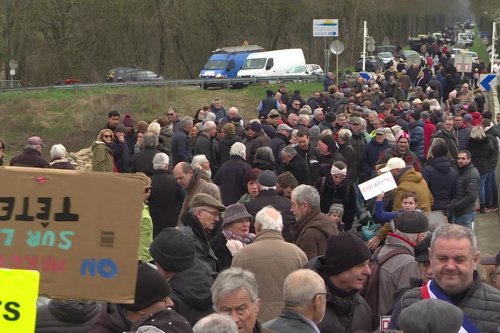 Le pont est fermé depuis 7 semaines, les habitants de deux départements manifestent : "on privilégie les chauve-souris à l'économie"