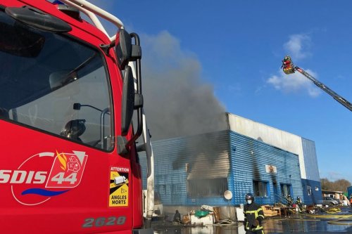 Saint-Herblain, près de Nantes : un incendie dans un entrepôt proche d'un camp de Roms