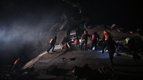 #SEISME A l'aéroport turc de Gaziantep, près de l'épicentre du séisme, des survivants désespérés croisent d...