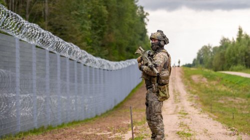Guerre en Ukraine : après la Finlande, les petits pays frontaliers se barricadent
